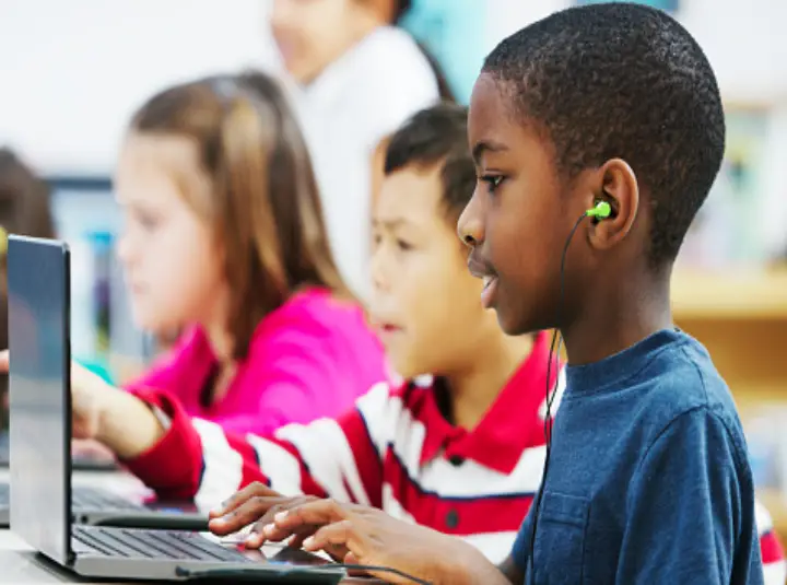 HOW DOES TECHNOLOGY AFFECT STUDENT LEARNING